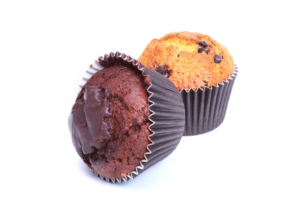 Assorti avec délicieux muffin maison, cupcake aux raisins secs, noix et chocolat isolé sur fond blanc . — Photo