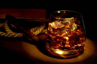 Viski, konyak veya brandy buz gözlük ve rustik ahşap arka plan, kopya alanı kanalda yasaktır.