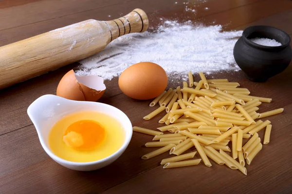 Oeuf, farine, sel ingrédients pour pâtes penne bolognaise. Concept de cuisine. Vue du dessus . — Photo