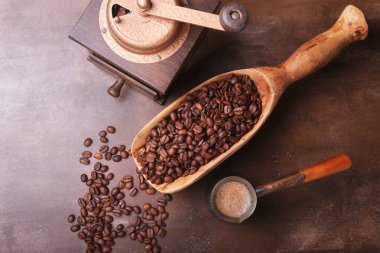 Karanlık Taş Masa kahve çekirdekleri, Kahve değirmeni ve Cezve ile eski ahşap Kepçe.