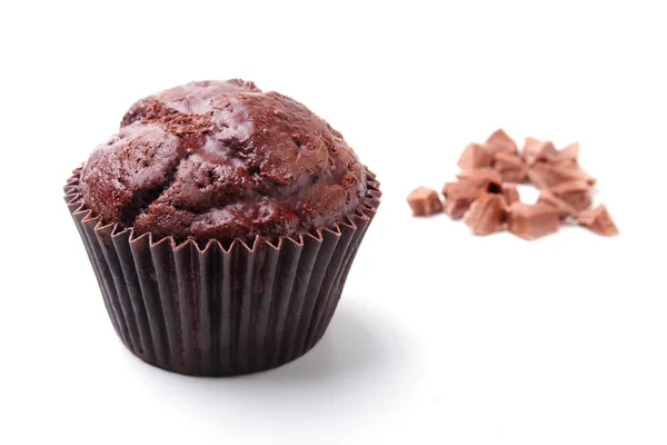 Délicieux cupcake maison aux raisins secs et chocolat isolé sur fond blanc. Des muffins. Vue du dessus . — Photo