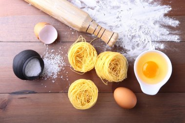 yumurta, un, makarna spagetti için tuz malzemeler. Pişirme kavramı. Üstten görünüm.