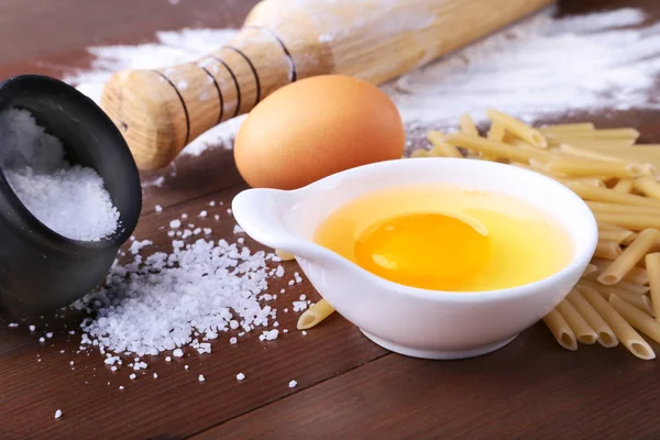 Αυγό, αλεύρι, αλάτι υλικά για ζυμαρικά πένες μπολονέζ. Μαγειρική έννοια. Το top view. — Φωτογραφία Αρχείου