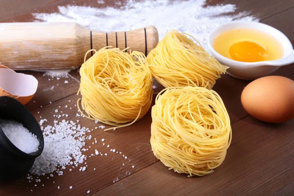 Oeuf, farine, sel ingrédients pour pâtes spaghetti. Concept de cuisine. Vue du dessus . — Photo