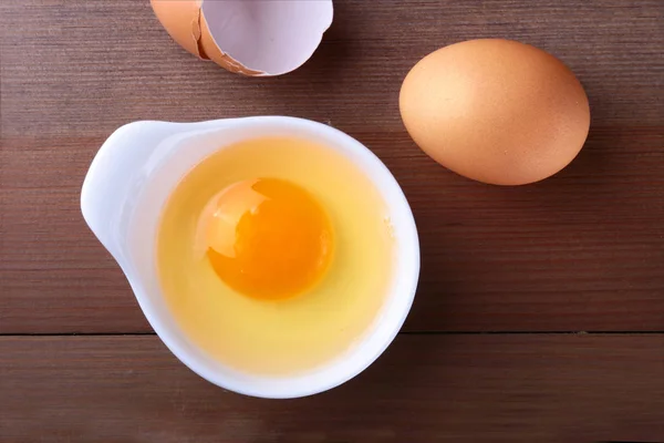 白いボウル食材で生卵。コンセプトです。トップ ビュー. — ストック写真