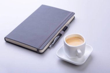 dizüstü bilgisayar, bilgisayar klavye, kahve, tablet pc ile ofis masası. kopya alanı.