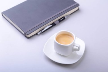 dizüstü bilgisayar, bilgisayar klavye, kahve, tablet pc ile ofis masası. kopya alanı.