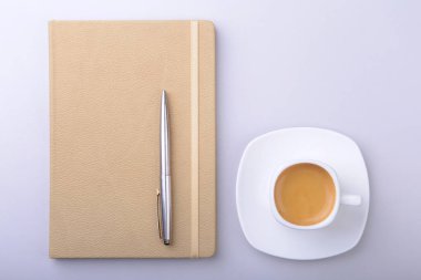 dizüstü bilgisayar, bilgisayar klavye, kahve, tablet pc ile ofis masası. kopya alanı.