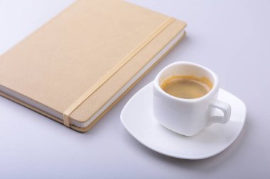 dizüstü bilgisayar, bilgisayar klavye, kahve, tablet pc ile ofis masası. kopya alanı