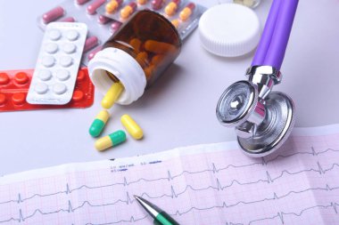 Yakın çekim stetoskop Rx reçeteli çeşitli haplarla yatan. Sağlıklı yaşam veya sigorta kavramı.