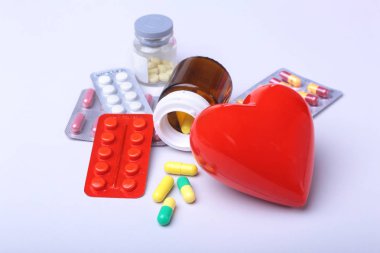 Renkli hap, tablet, kapsül kabarcıklar ve eczacılık ve tıp için kırmızı kalp.