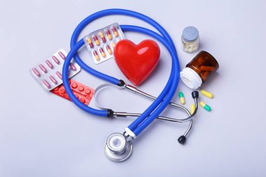 steteskop ve kırmızı kalp, renkli hap, tablet, kapsül kabarcıklar eczane ve ilaç için.