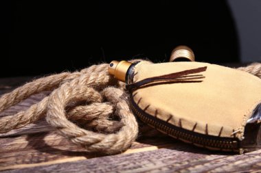 Şık erkek iş amaçlı aksesuarları. Saat, cüzdan, ahşap arka plan bir parfüm şişesiyle.