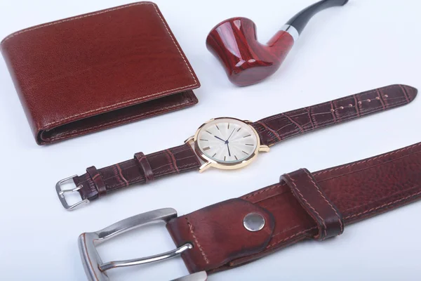 Accesorios para hombre para negocios y rekreation. Cinturón de cuero, cartera, reloj y pipa de fumar sobre fondo blanco.. . —  Fotos de Stock