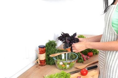 Kesme tahtası, bir cam tabak salata taze sebze. Pişirme kavramı