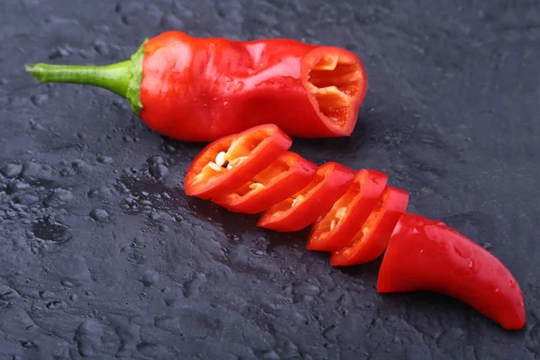 Primer plano vista superior chile rojo con cortado en rodajas, concepto de ingrediente alimentario crudo — Foto de Stock
