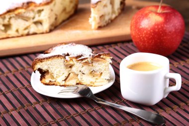 Ev yapımı organik elma pasta tatlı ve fincan espresso kahve. Yemeye hazır.