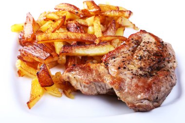 Ekmek arası sığır eti biftek patates ücretsiz, taze domates ve kahverengi taş zemin üzerine sos ızgara