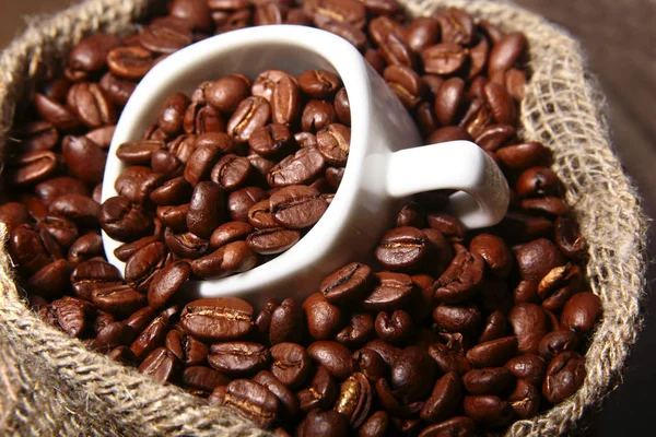 Frisch Geröstete Kaffeebohnen Klettenbeutel Kaffeetasse Und Mühle Auf Dunklem Hintergrund — Stockfoto