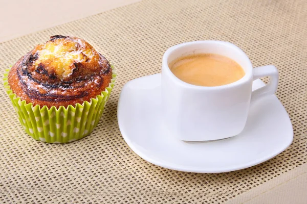Σπιτικό σοκολάτα τσιπ muffins με καφέ σε φόντο ξύλινη — Φωτογραφία Αρχείου