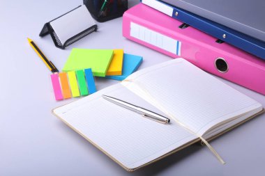 Klasör dosyası, Not, kalem ve saati masanın üzerinde. arka plan bulanık.