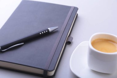 dizüstü bilgisayar, bilgisayar klavye, kahve, tablet pc ile ofis masası. kopya alanı.