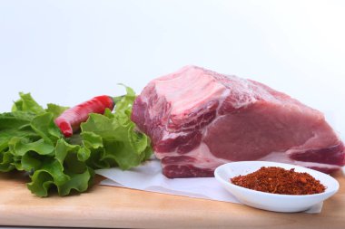 Çiğ Domuz pirzola otlar ile ve kesme tahtası üzerinde baharat. Hazır yemek pişirmek için.