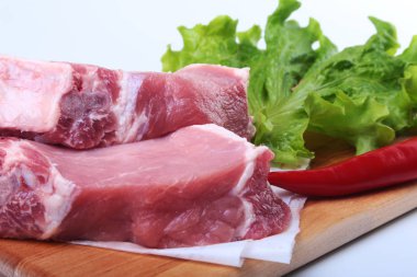Çiğ Domuz pirzola otlar ile ve kesme tahtası üzerinde baharat. Hazır yemek pişirmek için.