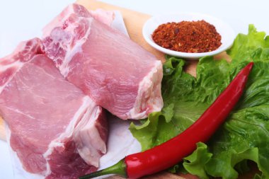 Çiğ Domuz pirzola otlar ile ve kesme tahtası üzerinde baharat. Hazır yemek pişirmek için.