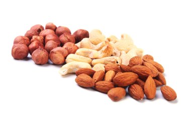 Fındık, badem, kaju fıstığı beyaz arka plan üzerinde izole karışık Kuruyemiş. Seçici odak.