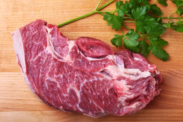 Steak de boeuf cru aux épices Feuilles de coriandre sur planche à découper en bois. Prêt pour la cuisson . — Photo