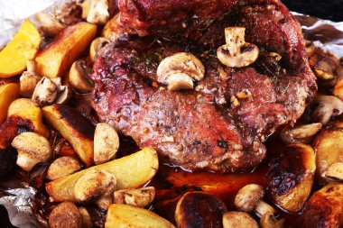 Izgara domuz etli patates. Barbekü. Seçici odak.