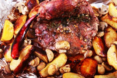 Izgara domuz etli patates. Barbekü. Seçici odak.