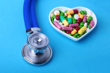 Stetoskop, Rx reçeteli ve renkli ürün yelpazesine hap ve kapsül plaka üzerinde.
