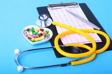 Stetoskop, Rx reçeteli ve renkli ürün yelpazesine hap ve kapsül plaka üzerinde.