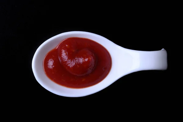 Białe porcelanowe miski sos pomidorowy lub ketchup na białym na czarnym tle. — Zdjęcie stockowe