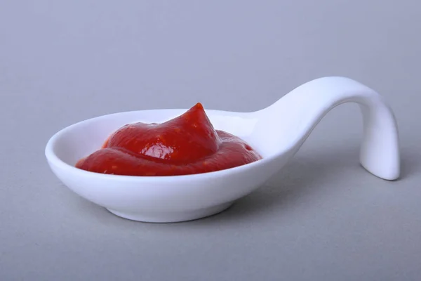 Miskę porcelany biały sos pomidorowy lub ketchup, izolowana na białym tle. — Zdjęcie stockowe