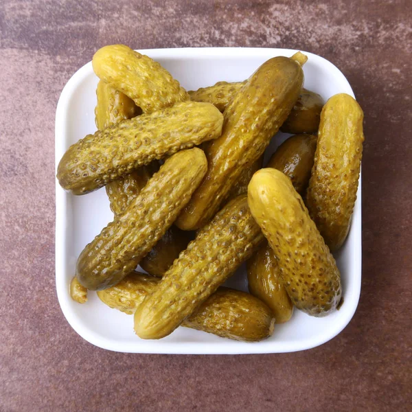 Des cornichons. Bol de concombre de cornichons marinés avec espace de copie. Cornichons . — Photo