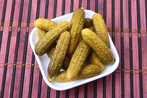 Des cornichons. Bol de concombre de cornichons marinés avec espace de copie. Cornichons . — Photo