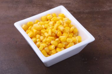 Tatlı Mısır beyaz kase konserve. Salata için malzemeler. Seçici odak.