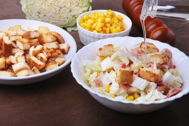 Taze Çin lahanası, tatlı mısır, lezzetli çıtır kruton ve konserve ton balığı konserve. Diyet salata için malzemeler.