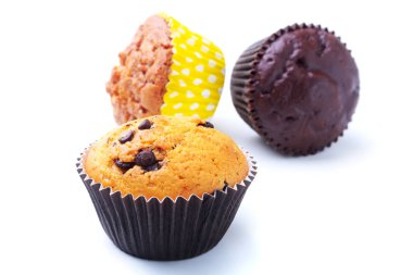 Cupcake, Kuru üzüm ve çikolata beyaz arka plan üzerinde izole kek. Lezzetli ev yapımı kekler. Üstten Görünüm.