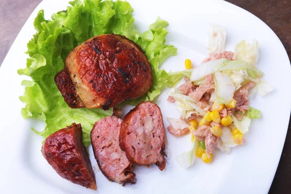Petti di pollo arrosto marinati cucinati al barbecue e serviti con insalata fresca su piatto bianco, primo piano . — Foto Stock