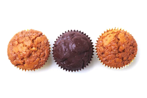 Cupcake, muffin med russin och choklad isolerad på vit bakgrund. Läckra hembakade Muffins. Ovanifrån. — Stockfoto