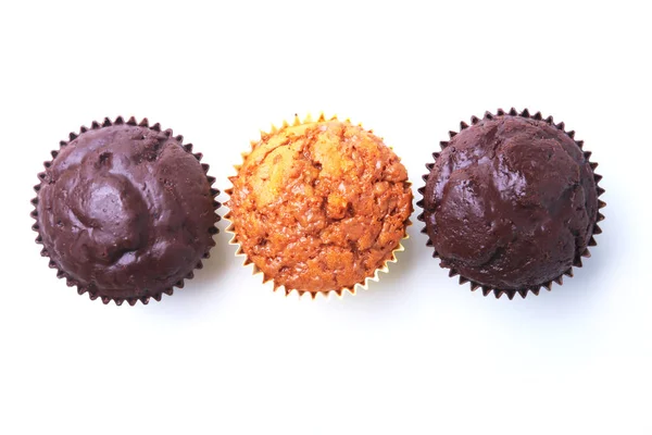 Blandade med läckra hembakade muffins med russin och choklad isolerade på vit bakgrund. Muffins. Ovanifrån. — Stockfoto