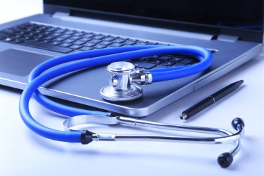 İşyeri dizüstü bilgisayar, stetoskop ve Rx reçeteli beyaz masada doktor. Üstten Görünüm.