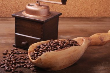 Kahve çekirdekleri, Kahve değirmeni ve Cezve Türk kahvesine karanlık taş tablo ile eski ahşap Kepçe.