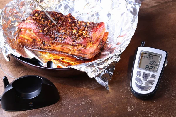 Bistecca alla griglia in padella e termometro per carne per sonda alimentare a cucina digitale senza fili per grigliate su sfondo nero. Copia spazio . — Foto Stock