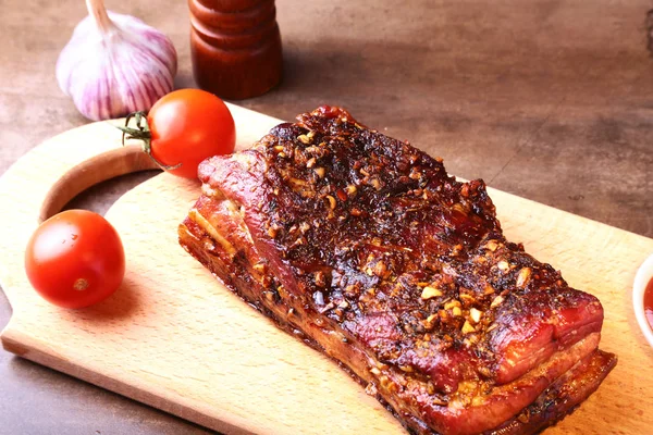 Costolette di maiale grigliate alla griglia Striploin bistecca con salsa chimichurri e pomodori sul tagliere su sfondo scuro . — Foto Stock