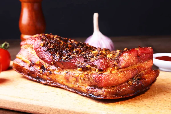 Costolette di maiale grigliate alla griglia Striploin bistecca con salsa chimichurri e pomodori sul tagliere su sfondo scuro . — Foto Stock